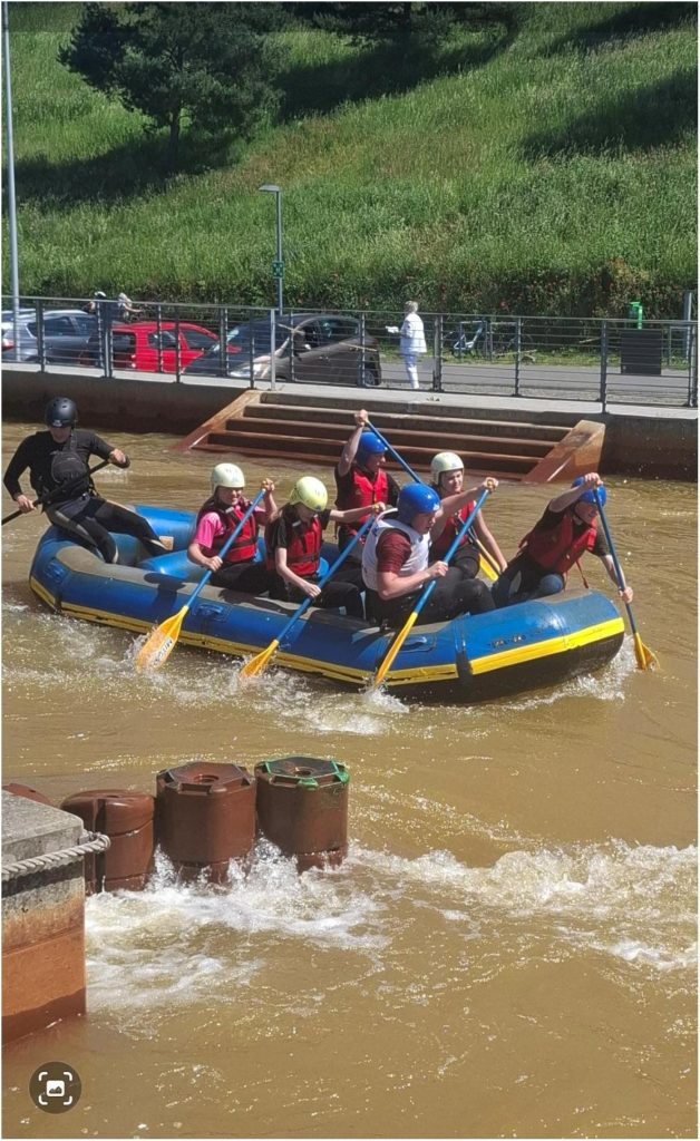Das aktuelle Bild hat keinen Alternativtext. Der Dateiname ist: Rafting-Bild2.jpg